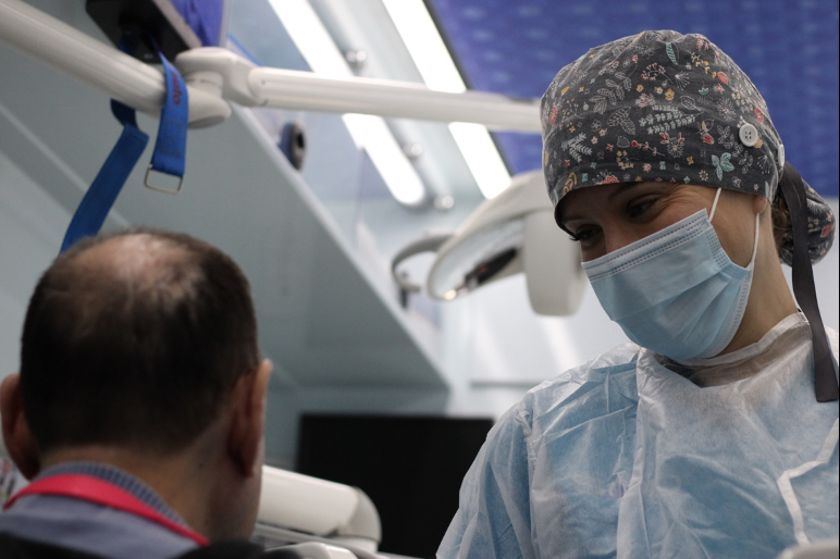 Tratamiento dental en una de nuestras clínicas dentales móviles de Sermade