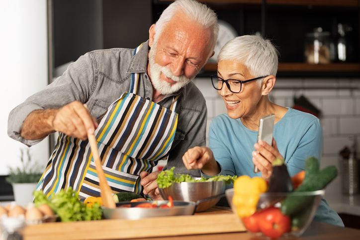 Pareja de personas mayores comiendo una manzana