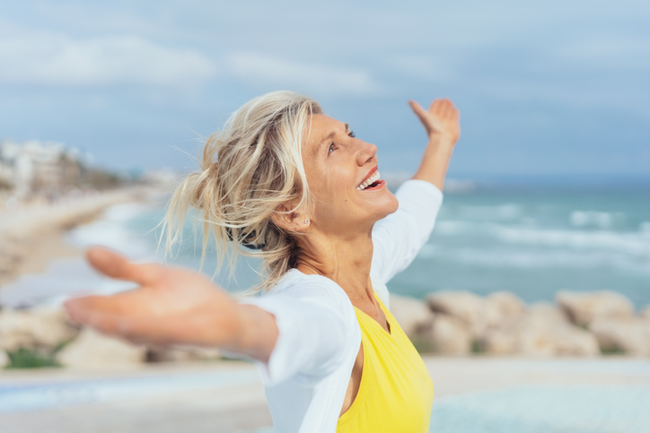 Consejos para que este verano las personas mayores disfruten de una boca sana