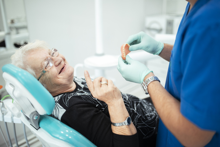 Las personas con alzhéimer requieren una mayor atención bucodental
