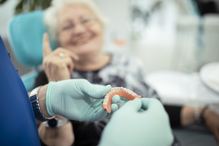 Las prótesis dentales permiten a las personas mayores recuperar la funcionalidad para comer y comunicarse