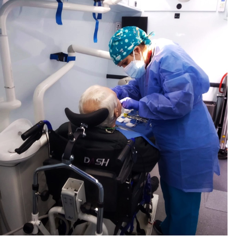 Sermade, clínica  especializada en odontología para pacientes con Parkinson, señala al trastorno motor progresivo como el principal condicionante para su tratamiento bucodental